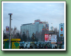 Вид на гостиницу “Барнаул” со стороны вокзала